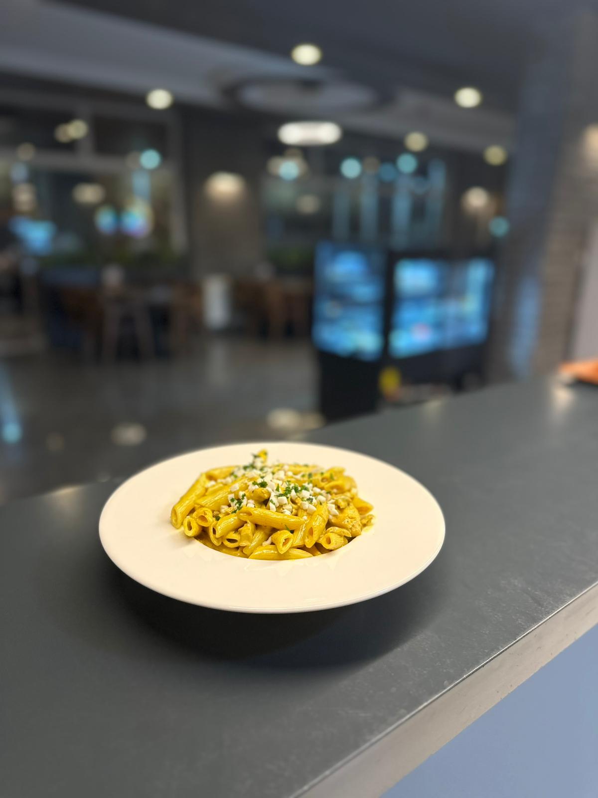 Köri Soslu Tavuklu Penne