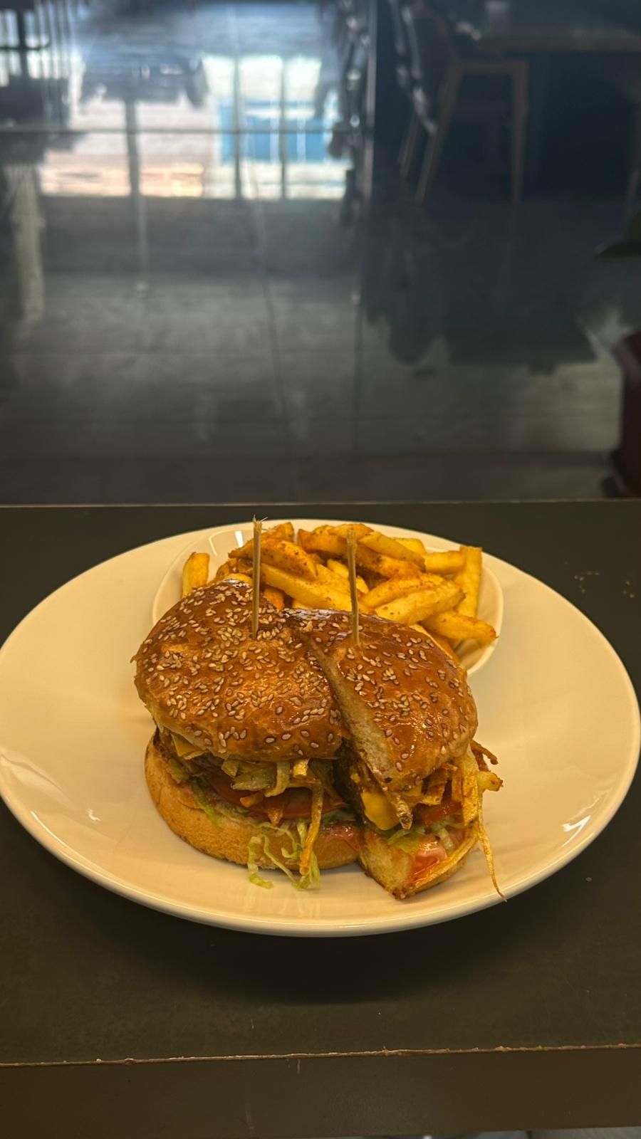 ARDA CHEF BURGER(Karamelize Soğan İle Kibrit Patates)