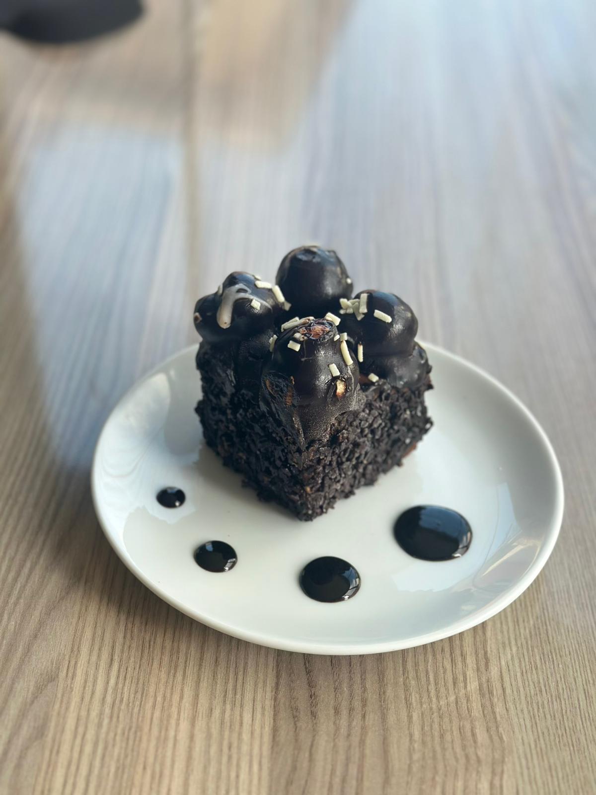 Bitter Çikolatalı Profiterol Pasta